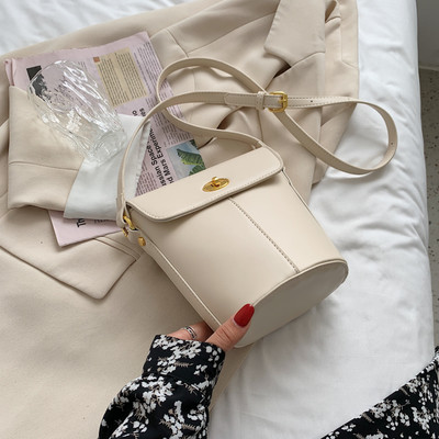 Μικρή μοντέρνα δερμάτινη τσάντα με μακριά λαβή