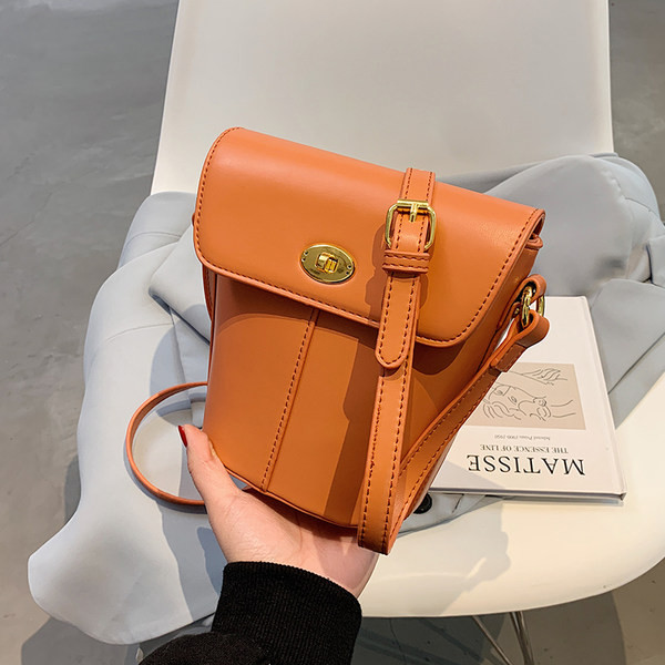 Μικρή μοντέρνα δερμάτινη τσάντα με μακριά λαβή