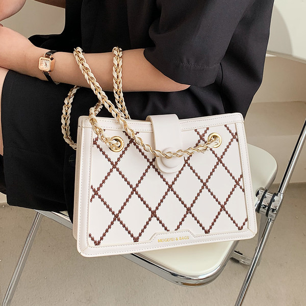 Μικρή οικολογική δερμάτινη τσάντα με μεταλλική λαβή