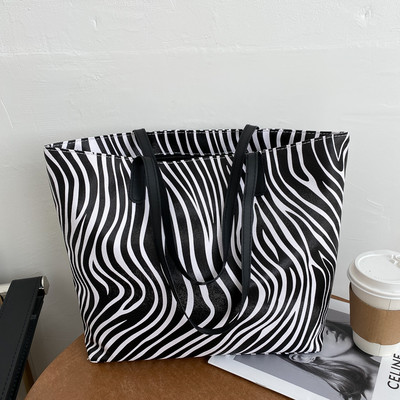 Γυναικεία καθημερινή τσάντα με δύο λαβές