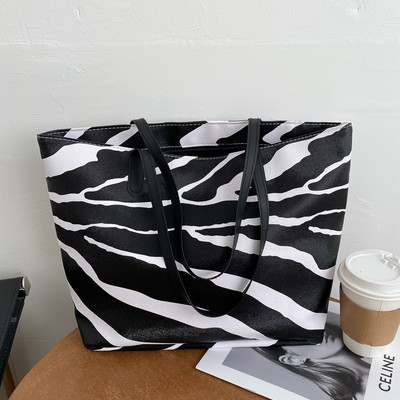 Γυναικεία καθημερινή τσάντα με δύο λαβές