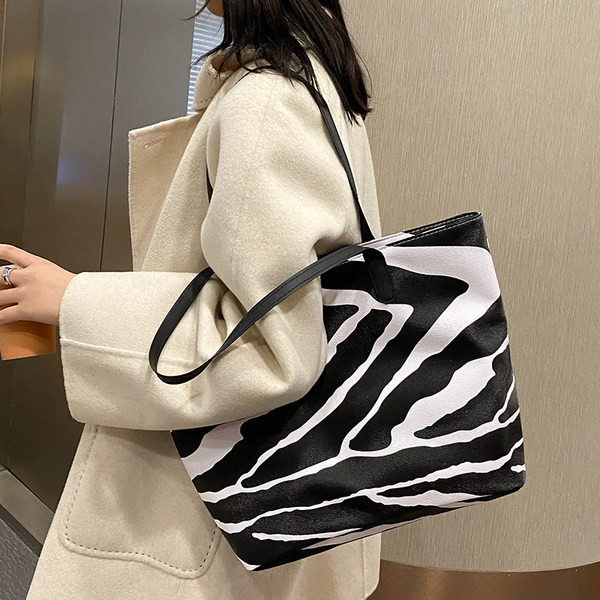 Γυναικεία καθημερινή τσάντα με δύο λαβές