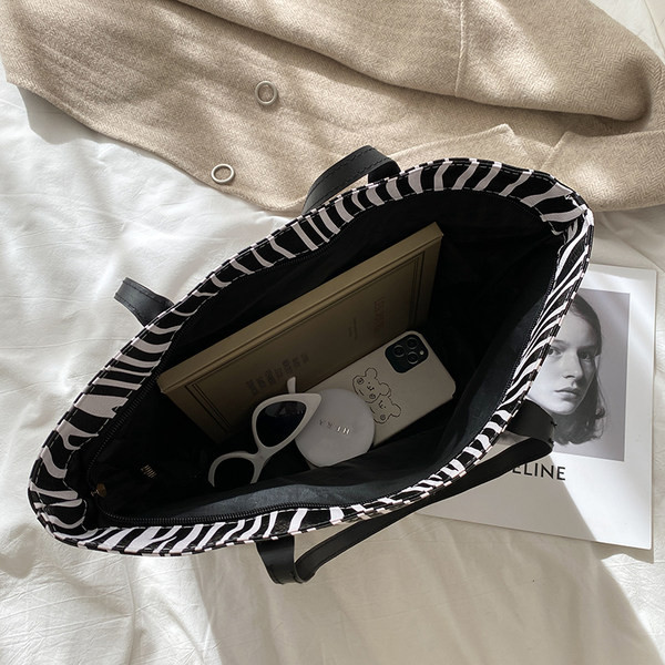 Γυναικεία καθημερινή τσάντα με δύο λαβές