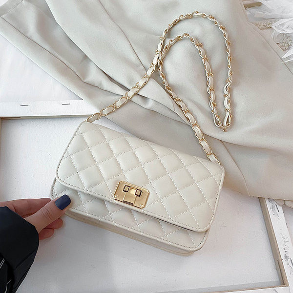 Γυναικεία έκο δερμάτινη τσάντα με μεταλλική στερέωση σε τέσσερα χρώματα