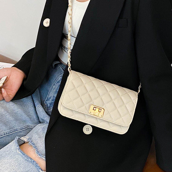 Γυναικεία έκο δερμάτινη τσάντα με μεταλλική στερέωση σε τέσσερα χρώματα