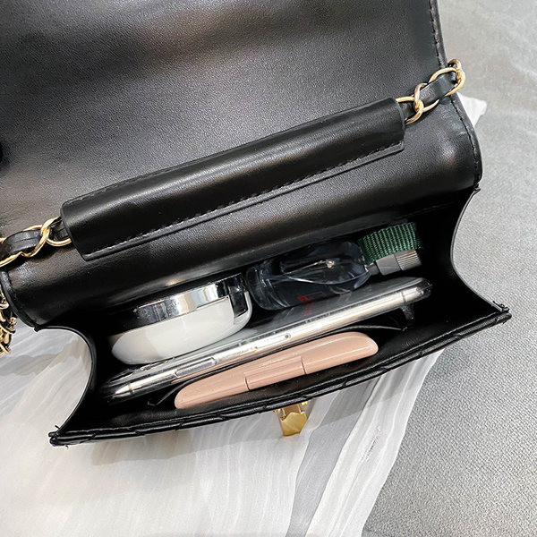 Γυναικεία έκο δερμάτινη τσάντα με μεταλλική στερέωση σε τέσσερα χρώματα