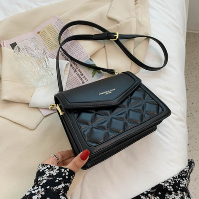 Γυναικεία καπιτονέ τσάντα με μακριά λαβή