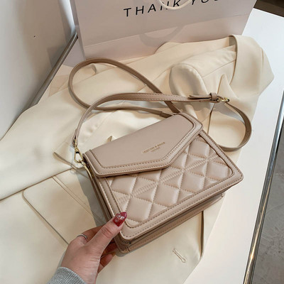 Γυναικεία καπιτονέ τσάντα με μακριά λαβή