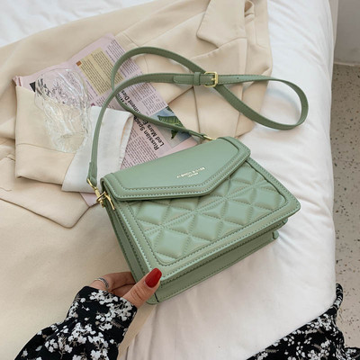 Γυναικεία καπιτονέ τσάντα με μακριά λαβή