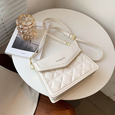 Γυναικεία καπιτονέ τσάντα με μακριά λαβή