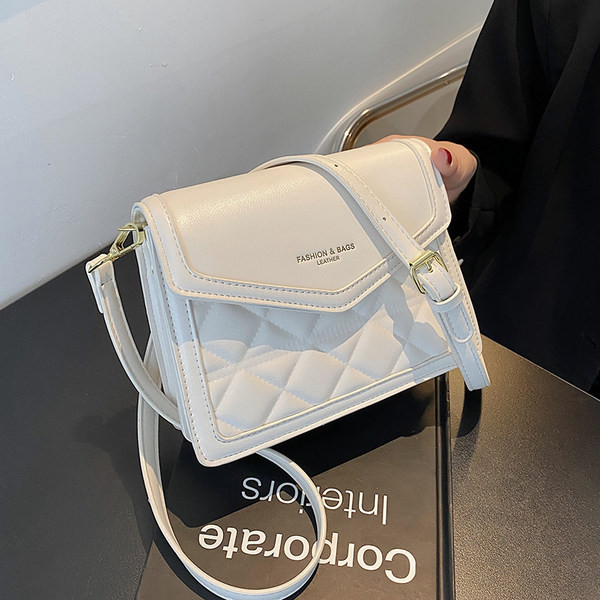 Γυναικεία καπιτονέ τσάντα με μακριά λαβή