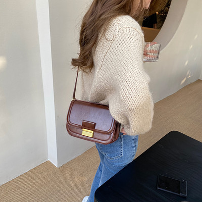 Σύγχρονη γυναικεία τσάντα από τεχνητό δέρμα με μεταλλική αγκράφα