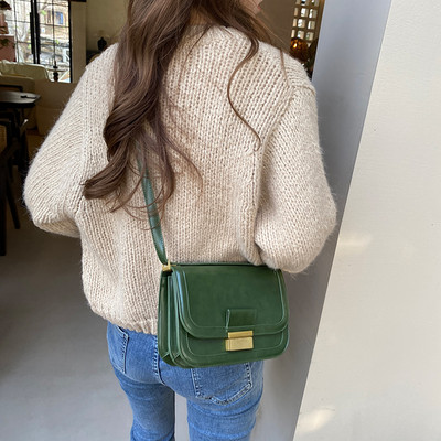 Σύγχρονη γυναικεία τσάντα από τεχνητό δέρμα με μεταλλική αγκράφα