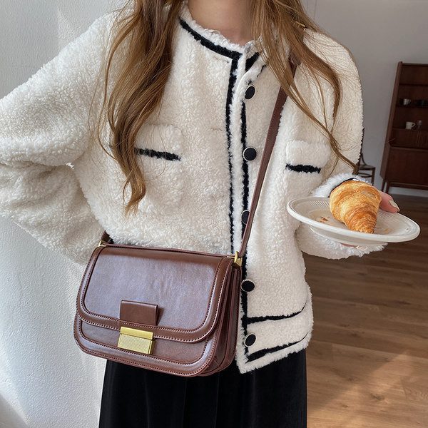 Σύγχρονη γυναικεία τσάντα από τεχνητό δέρμα με μεταλλική αγκράφα