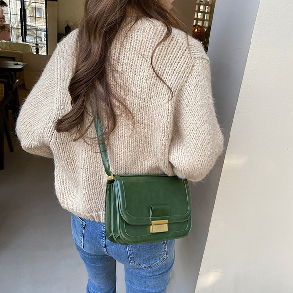 Σύγχρονη γυναικεία τσάντα από τεχνητό δέρμα με μεταλλική αγκράφα