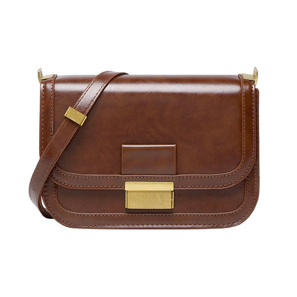 Σύγχρονη γυναικεία τσάντα από τεχνητό δέρμα με μεταλλική αγκράφα