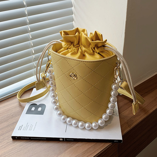 Έκο δερμάτινη τσάντα με στρογγυλό σχήμα και πέρλες