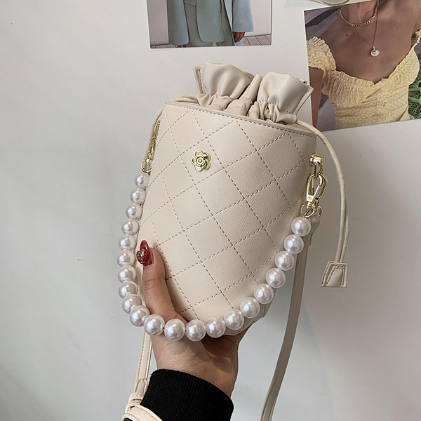 Έκο δερμάτινη τσάντα με στρογγυλό σχήμα και πέρλες