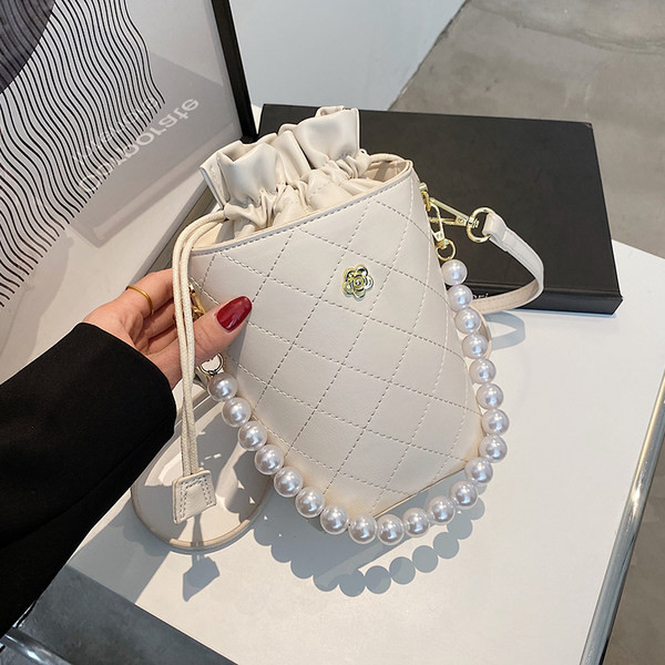 Έκο δερμάτινη τσάντα με στρογγυλό σχήμα και πέρλες