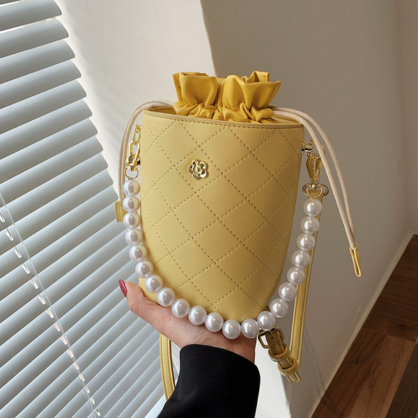 Έκο δερμάτινη τσάντα με στρογγυλό σχήμα και πέρλες