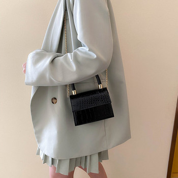 Елегантна дамска чанта в няколко цвята с метални дръжки
