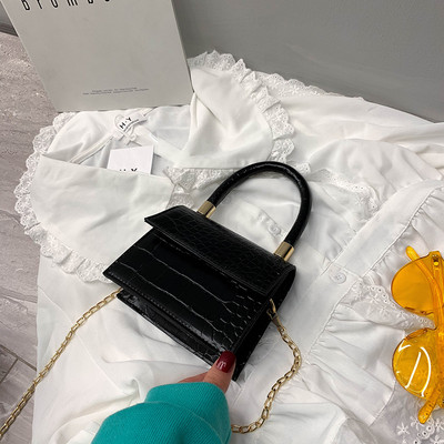 Elegantiška kelių spalvų moteriška rankinė su metalinėmis rankenomis