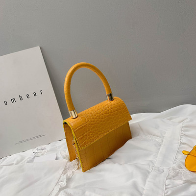 Elegantiška kelių spalvų moteriška rankinė su metalinėmis rankenomis