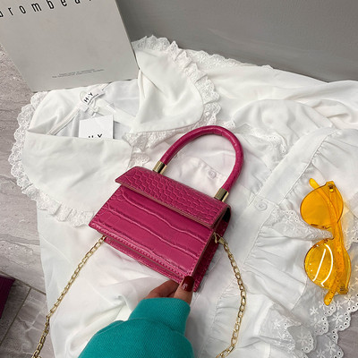 Elegantiška kelių spalvų moteriška rankinė su metalinėmis rankenomis