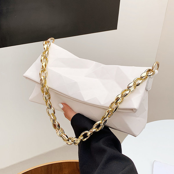 Geanta de dama moderna din piele gofrata si maner metalic