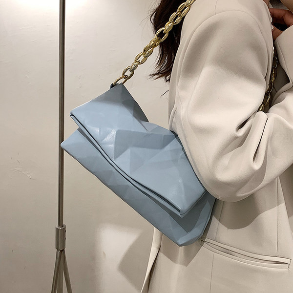 Geanta de dama moderna din piele gofrata si maner metalic