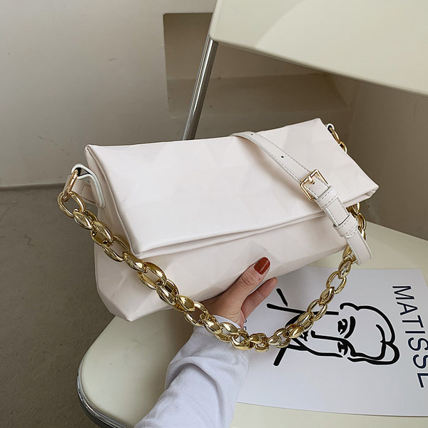 Geanta de dama moderna din piele gofrata si maner metalic