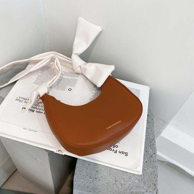 Moderna sieviešu soma ar rāvējslēdzēju - eko āda