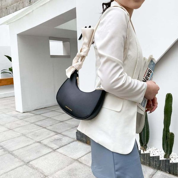 Moderna sieviešu soma ar rāvējslēdzēju - eko āda