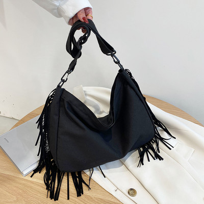 Γυναικεία τσάντα με κρόσσια και μακριά λαβή