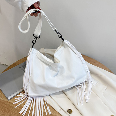 Γυναικεία τσάντα με κρόσσια και μακριά λαβή