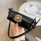 Maza taisnstūra soma, kas dekorēta ar akmeņiem un garu rokturi