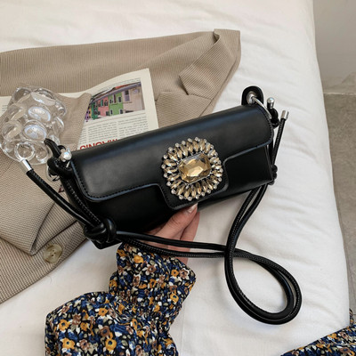 Maza taisnstūra soma, kas dekorēta ar akmeņiem un garu rokturi