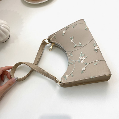 Γυναικεία τσάντα με κεντημένα λουλούδια