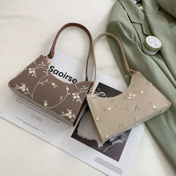 Γυναικεία τσάντα με κεντημένα λουλούδια