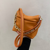 Maza ādas soma ar garu rokturi un metāla elementu