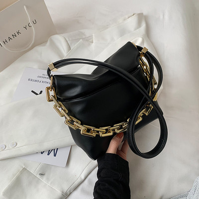 Maza ādas soma ar garu rokturi un metāla elementu