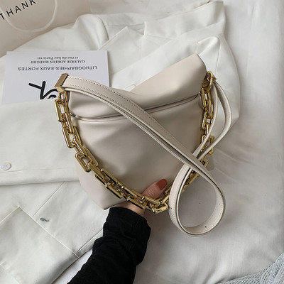 Maza ādas soma ar garu rokturi un metāla elementu