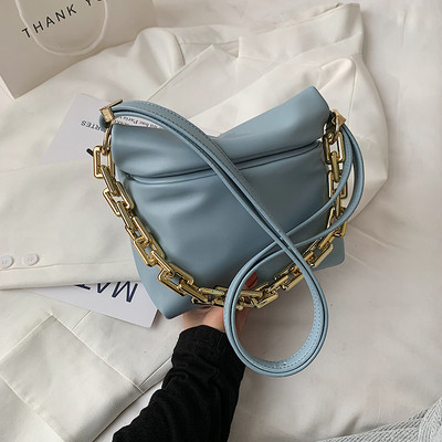 Maza ādas soma ar garu rokturi un metāla elementu