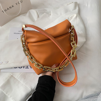 Maza ādas soma ar garu rokturi un metāla elementu