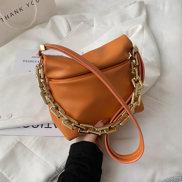 Maza ādas soma ar garu rokturi un metāla elementu