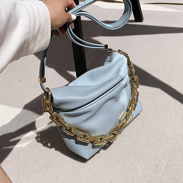 Maza ādas soma ar garu rokturi un metāla elementu