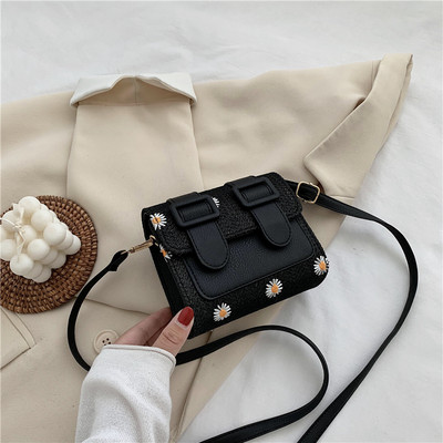 Mūsdienīga sieviešu soma mazā izmērā ar sprādzi un krāsainu rotājumu