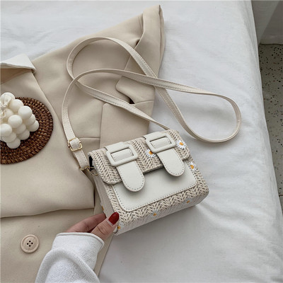 Mūsdienīga sieviešu soma mazā izmērā ar sprādzi un krāsainu rotājumu