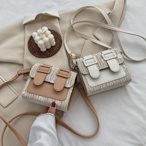 Mūsdienīga sieviešu soma mazā izmērā ar sprādzi un krāsainu rotājumu