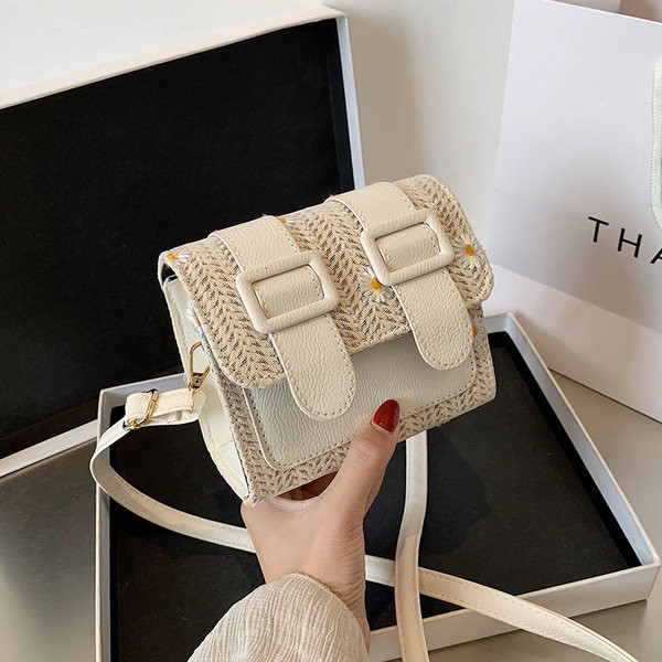 Mūsdienīga sieviešu soma mazā izmērā ar sprādzi un krāsainu rotājumu